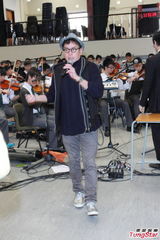 组图：谭咏麟挺好友曾志伟 称其“轻抚脸”却遭是非