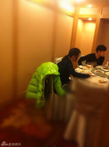 组图：林申低调探班李沁疑穿情侣装热聊