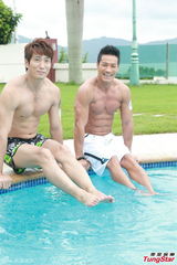 组图：亚姐穿比基尼出镜 水中嬉戏上下失守