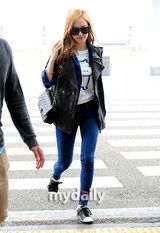 组图：少女时代Jessica赴巴黎拍写真亮相机场