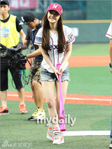 组图：Dal shabet秀彬佑熙担任棒球比赛开球嘉宾