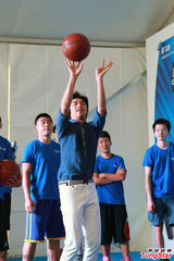 组图：陈柏霖挑战NBA巨星 获球员亲笔签名