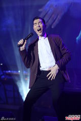 组图：萧敬腾上海开唱雨神未发威 被何韵诗调侃