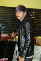 组图：黄鸿升生日开唱 喜收高档耳机