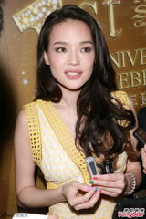 组图：舒淇澄清情伤传闻 嫩黄长裙显优雅