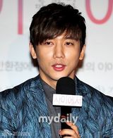 组图：朴哲民基泰英出席《希望和绝望之间》首映