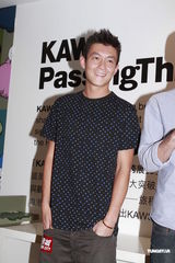 组图：陈冠希助阵好友Kaws新书签售会