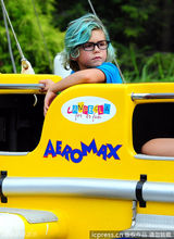 组图：史蒂芬妮携两潮仔游园 祖玛化身贪吃蜘蛛侠