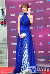 组图：百想红毯朴有天帅气 女星主打黑裙秀性感