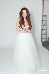 组图：温碧霞拍专辑封面 白色纱裙大秀性感美腿