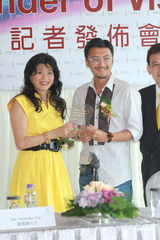 组图：谢霆锋出席活动大方任拍照 拒回应婚变问题 