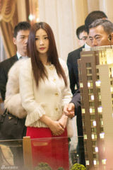 组图：柳岩爆乳现身 痴情少男爬树为睹芳容