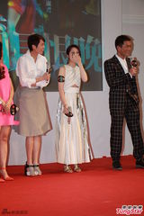 组图：杨千嬅大笑展本色 不慎失守胸垫侧露