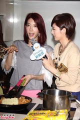 组图：李毓芬郭雪芙互捧拉票 宋米秦献厨艺