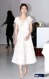 组图：李妍熙刘智泰黑白配携手代言