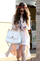 组图：赛琳娜森女系发箍亮相 衣摆飘逸仙气足