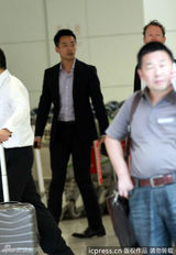 汪小菲西装笔挺疑开发新市场 努力赚钱养家(图)