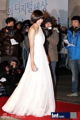 组图：文彩元朴信惠等盛装亮相演技大赏红毯