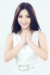 组图：柳岩白衣黑发写真 玩转“小清新”变淑女