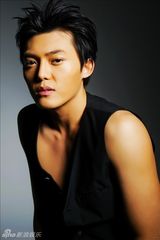 组图：沙峻冲新写真秀身材 尽显成熟男人味道