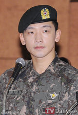 组图：韩星Rain英气出席2012服役光荣世家颁奖盛典