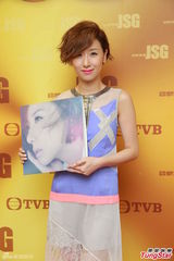 组图：陈慧娴泳儿潮装出席《劲歌金曲》录影