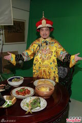 组图：古明华穿龙袍吸金为免太太担心少体检