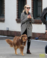 组图：阿曼达-塞弗里德外出散步 表情诡异与狗狗撞脸