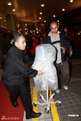 组图：何鸿燊出院阵势大 传四房人员齐聚守候