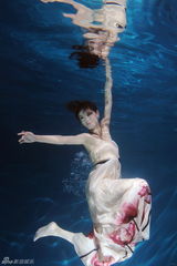 组图：韩丹彤拍水下魅惑写真 变身美人鱼秀性感