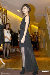 组图：孙燕姿难得性感亮相 短裙妩媚黑丝衬美腿