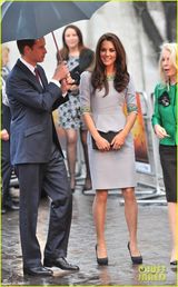 组图：威廉夫妇亮相首映礼 王子为凯特撑伞秀甜蜜