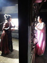 组图：《凰图腾》牛丽燕白冰演绎落难姐妹花