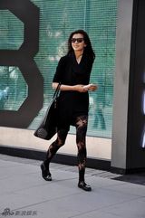 组图：王海珍时尚街拍 游走在随意性感间