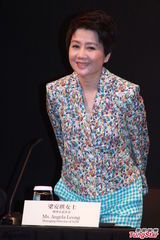 组图：梁安琪合资开酒店 何超盈签约仪式泄春光