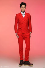 组图：严爵最新写真曝光 大红西装显另类风