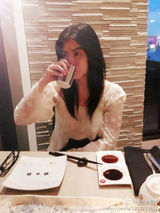 组图：王祖贤加拿大悠闲饮茶 青春打扮被赞优雅