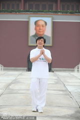 组图：成龙天安门前打太极秀功夫演唱奥运歌曲