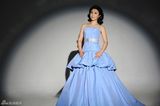 组图：刘媛媛拍宝蓝礼服写真 高贵典雅引领时尚