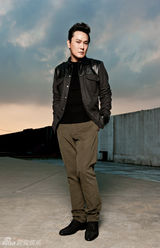 组图：张信哲“空出来的房间”北京个唱宣传照