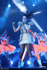 组图：Twins上海开唱张杰助阵 阿Sa赞其好男人