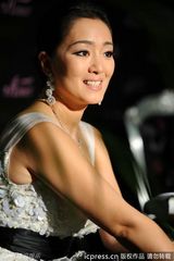 组图：巩俐低胸亮相时装周 性感蕾丝装搭灯笼裤