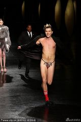 组图：自恋帝闯纽约时装周T台 豹纹丁字裤遮鸟