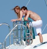 组图:英比阿特丽斯公主穿比基尼与男友出海度假