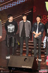 组图：韩团SECRET帝国之子轮番唱 闪光夫妇恩爱