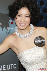 组图：佘诗曼暴瘦露肉秀美背 不慎露隐形内衣