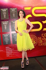 组图：刘嘉玲黄裙亮眼 与曾志伟评审亚太影展