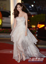 组图：金莎朗白色纱裙飘逸亮相 笑容甜美可人