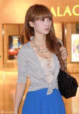 组图：柳岩透视蕾丝小秀性感 主持拍戏连轴转