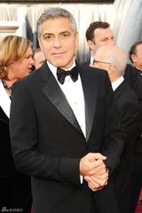 高清组图：奥斯卡红毯乔治-克鲁尼表情丰富